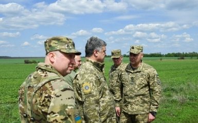 Порошенко суттєво підвищив зарплати військовим